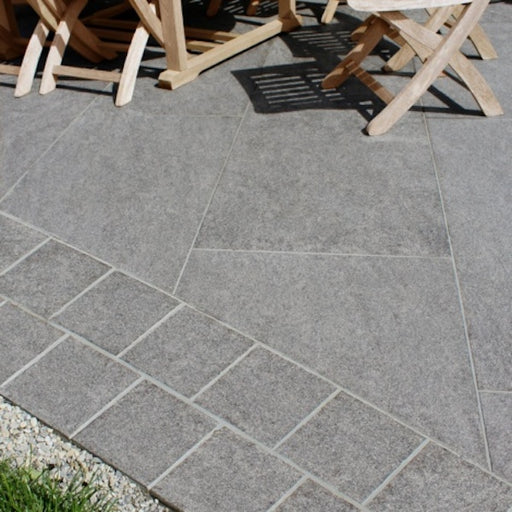 TalaseyCava Granito Pewter Cobbles Patio Laid