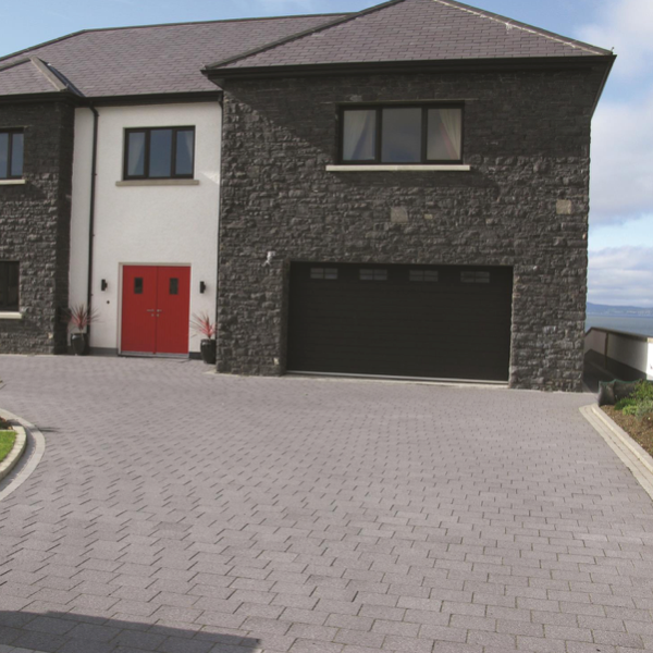 tobermore-sienna-graphite-and-sienna-setts-silver-with-kerbstone-natural